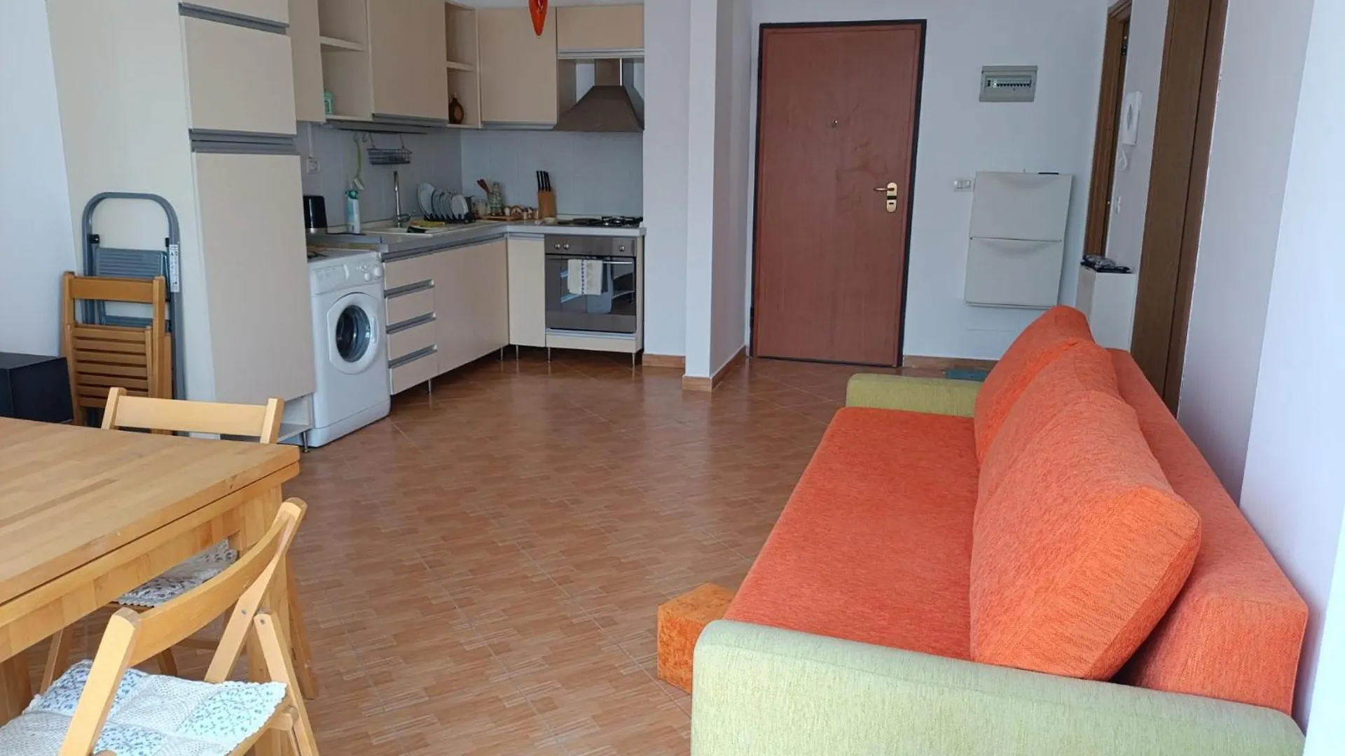 Flori Apartment Golem